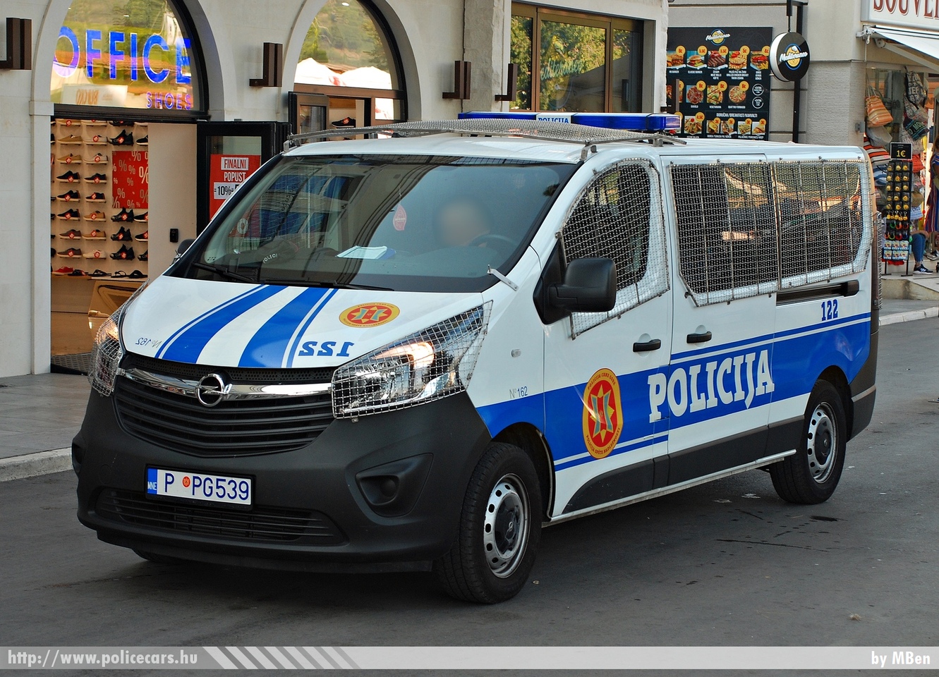 Opel Vivaro, fotó: MBen
Keywords: rendőr rendőrautó rendőrség montenegrói Montenegró Crna Gora police policecar
