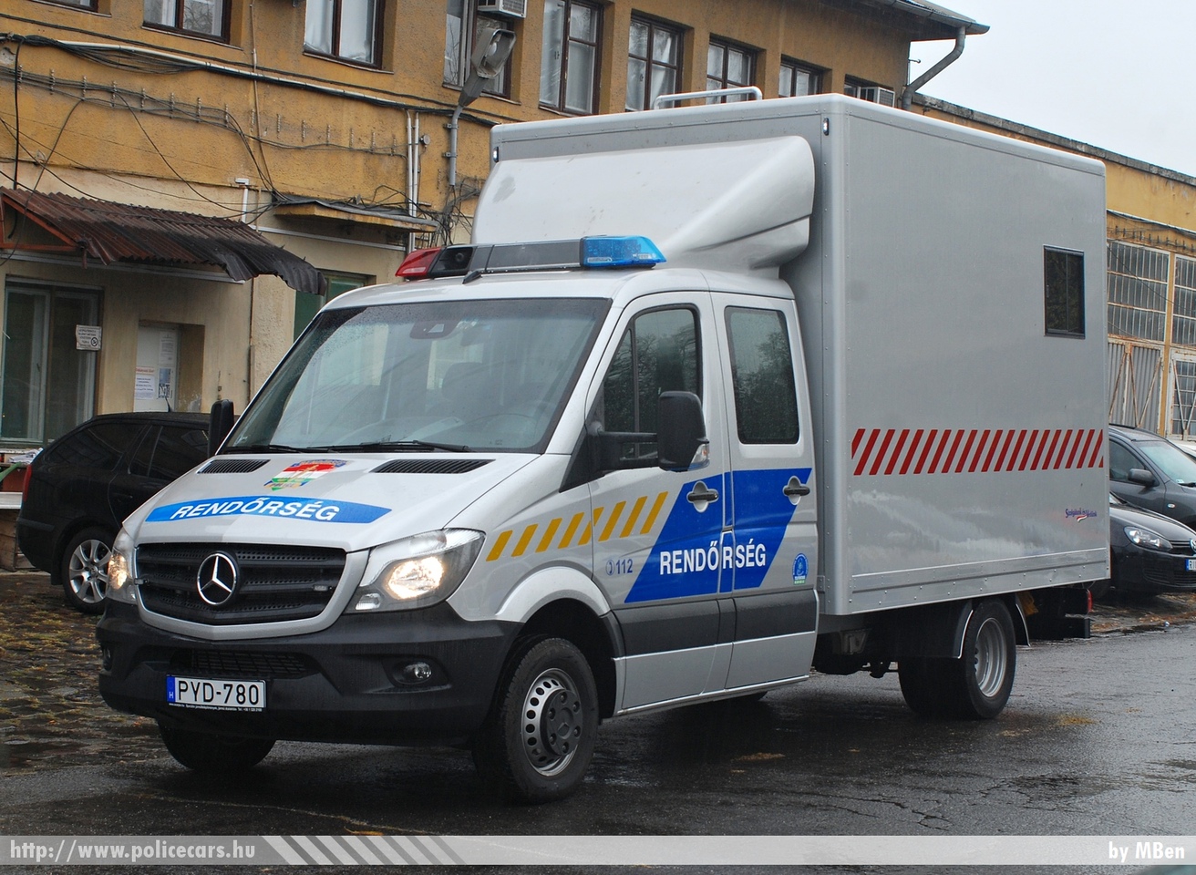 Mercedes Sprinter II facelift, fotó: MBen
Keywords: rendőrség rendőr rendőrautó magyar Magyarország hungarian Hungary police policecar PYD-780