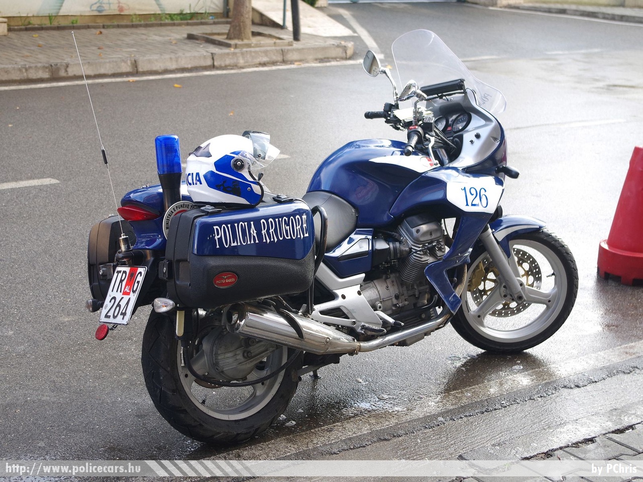 Moto Guzzi, fotó: PChris
Keywords: albán Albánia rendőrség rendőr rendőrmotor police policebike albanian