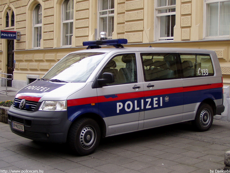 Volkswagen Transporter T5, fotó: Danigabi
Keywords: Ausztria osztrák rendőr rendőrautó rendőrség police policecar Austria