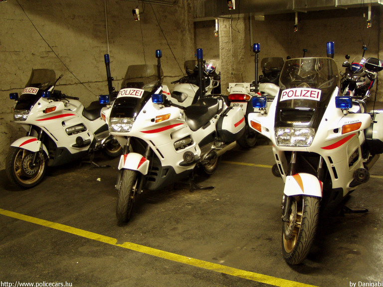 Honda, fotó: Danigabi
Keywords: Ausztria osztrák rendőr rendőrmotor rendőrség police policecar Austria