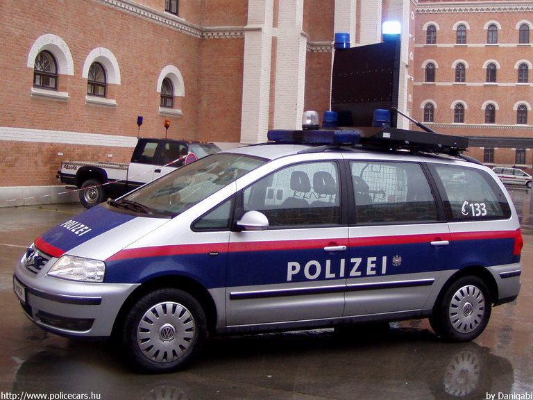 Volkswagen Sharan, fotó: Danigabi
Keywords: Ausztria osztrák rendőr rendőrautó rendőrség police policecar Austria