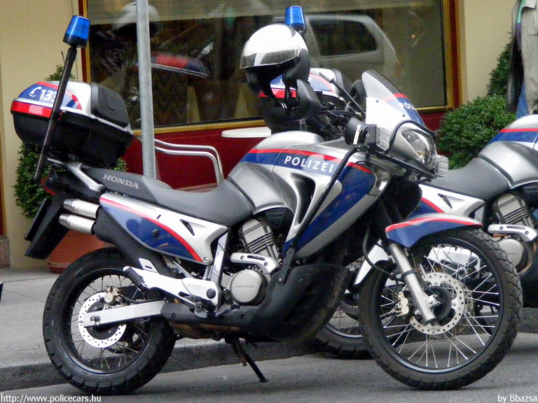 Honda Varadero, fotó: Bbazsa
Keywords: Ausztria osztrák rendőr rendőrmotor rendőrség police policecar Austria
