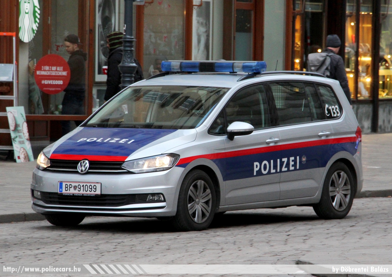 Volkswagen Touran, fotó: Döbrentei Balázs
Keywords: osztrák Ausztria rendőr rendőrautó rendőrség police policecar Austria austrian