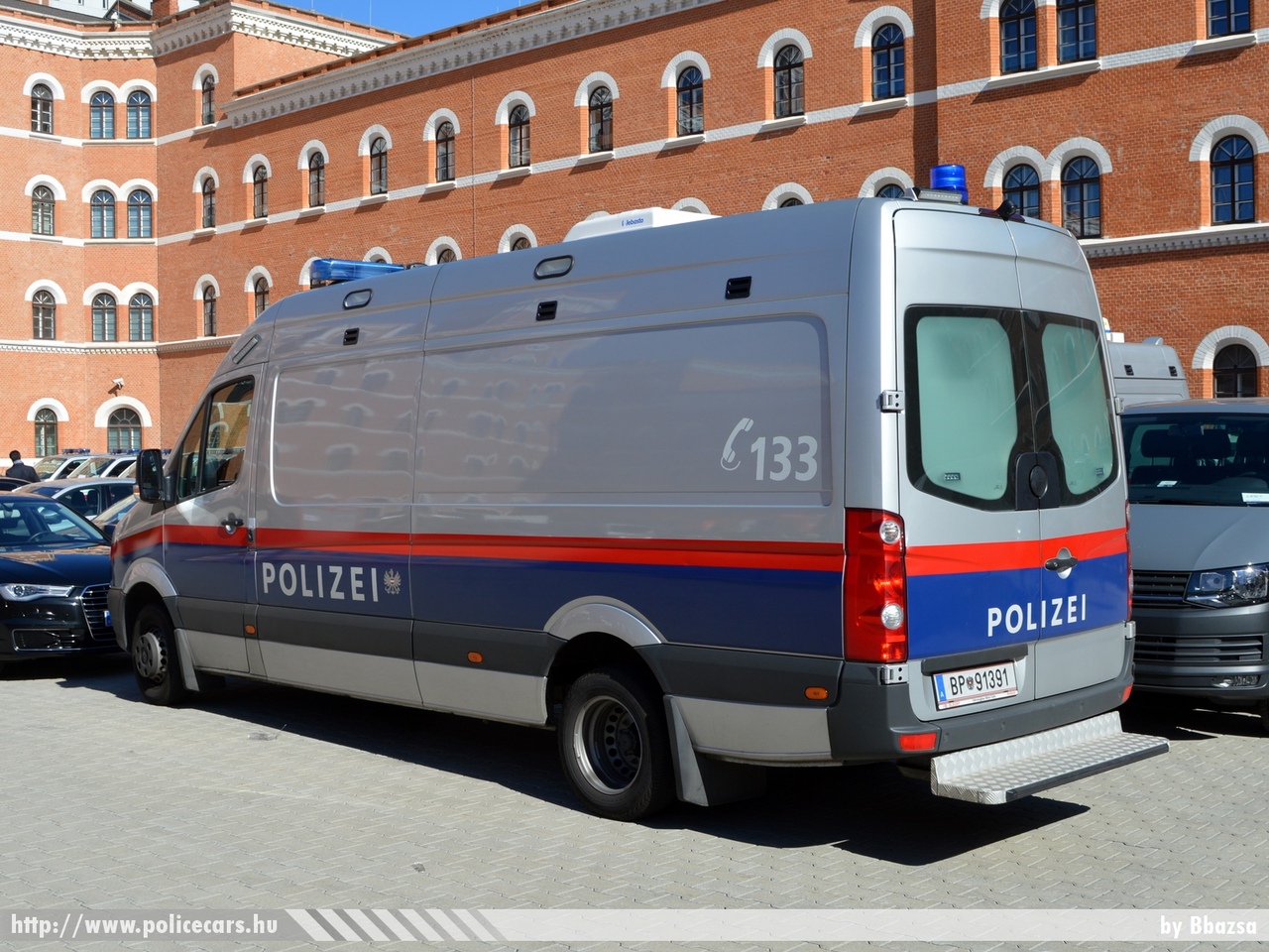 Volkswagen Crafter, fotó: Bbazsa
Keywords: osztrák Ausztria rendőr rendőrautó rendőrség police policecar Austria austrian