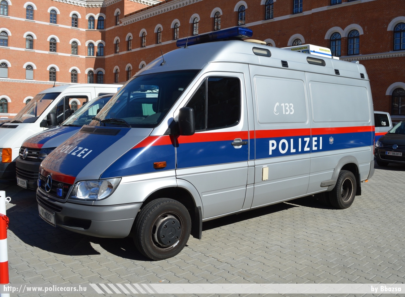 Mercedes Sprinter, fotó: Bbazsa
Keywords: osztrák Ausztria rendőr rendőrautó rendőrség police policecar Austria austrian