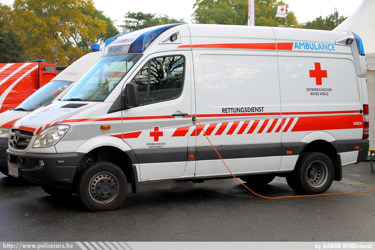Mercedes Sprinter II, Österreichisches Rotes Kreuz, fotó: GABOR- WINDvisual
Keywords: osztrák Ausztria mentő mentőautó ambulance austrian Austria