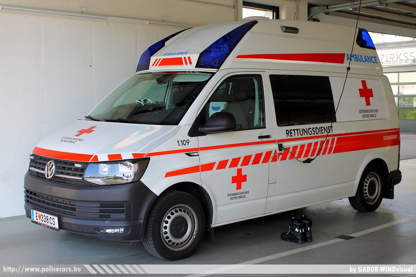 Volkswagen Transporter T6, Österreichisches Rotes Kreuz, fotó: GABOR- WINDvisual
Keywords: osztrák Ausztria mentő mentőautó ambulance austrian Austria
