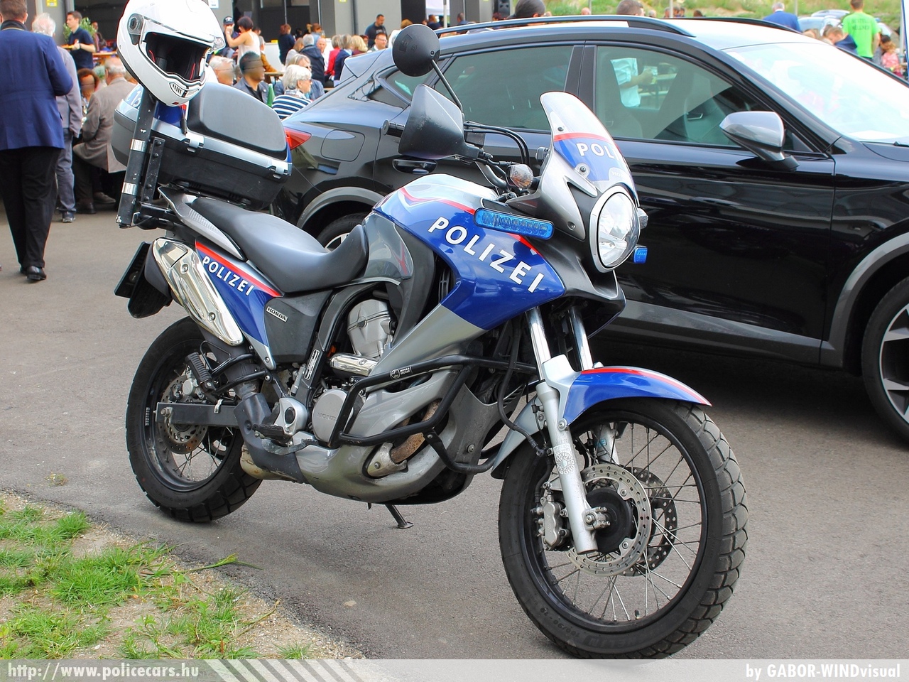 Honda, fotó: GABOR-WINDvisual
Keywords: osztrák Ausztria rendőr rendőrmotor rendőrség police policebike Austria austrian policemotorcycle