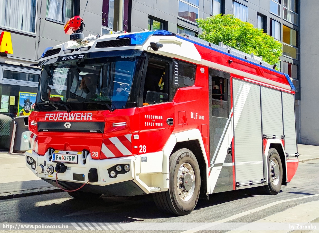 Rosenbauer RT 4x4 Basic, Berufsfeuerwehr Wien, fotó: Zaronka
Keywords: osztrák Ausztria tûzoltó tûzoltóautó tûzoltóság fire firetruck Austria