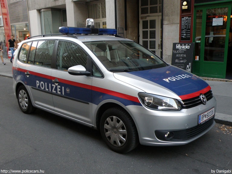 Volkswagen Touran, fotó: Danigabi
Keywords: osztrák Ausztria rendőr rendőrautó rendőrség BP90208 police policecar Austria