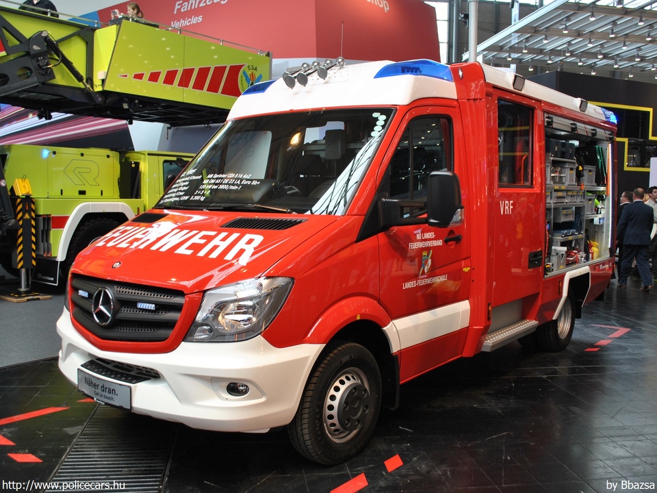 Mercedes Sprinter II facelift, fotó: Bbazsa
Keywords: Ausztria osztrák tûzoltó tûzoltóautó tûzoltóság fire firetruck austrian Austria