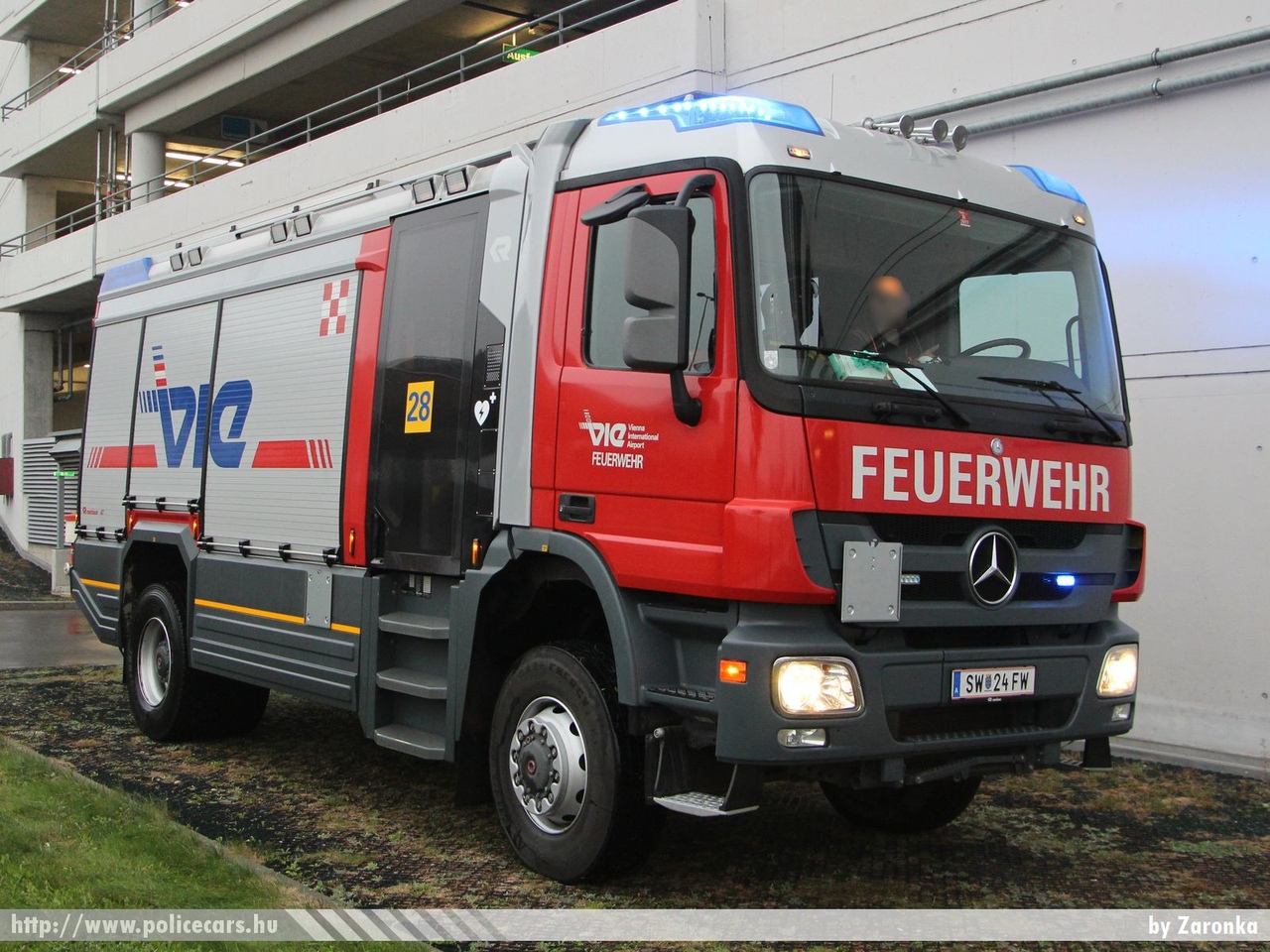 Mercedes-Benz Atego Rosenbauer AT, Vienna International Airport, fotó: Zaronka
Keywords: Ausztria osztrák tûzoltó tûzoltóautó tûzoltóság Bécs