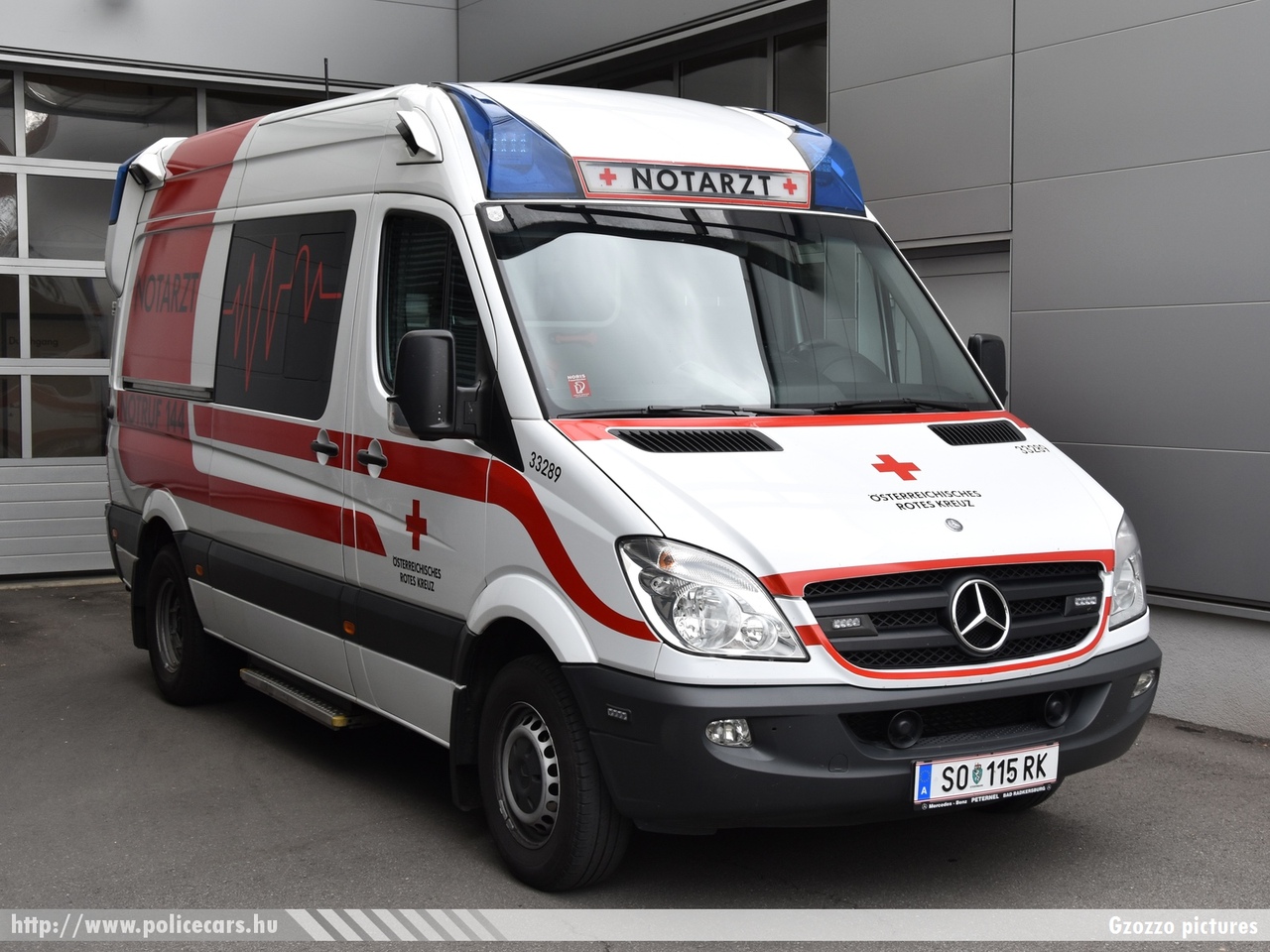 Mercedes - Benz Sprinter, Österreichisches Rotes Kreuz, fotó: Gzozzo pictures
Keywords: osztrák Ausztria mentő mentőautó ambulance austrian Austria
