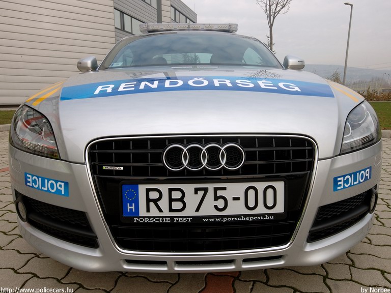 Audi TT, fotó: Norbee
Keywords: rendőrautó rendőrség rendőr magyar Magyarország RB75-00 police policecar Hungary hungarian