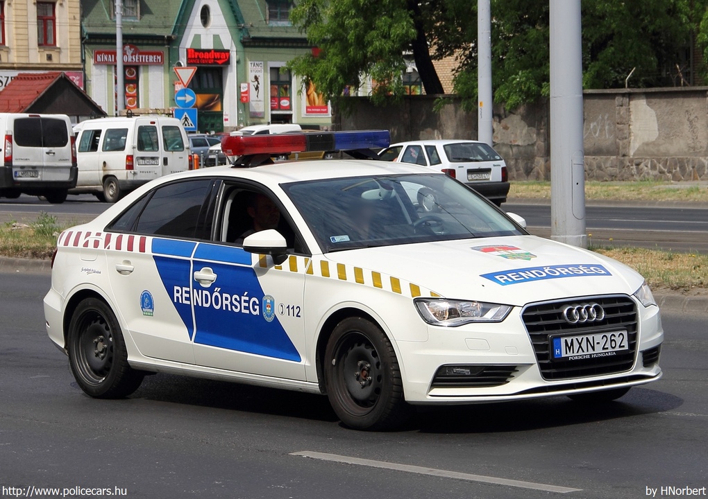 Audi A3 Limousine 1.4 TFSI, fotó: HNorbert
Keywords: rendőr rendőrautó rendőrség magyar Magyarország police policecar Hungary hungarian MXN-262