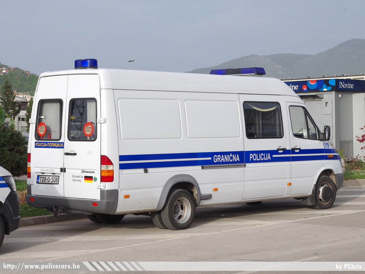 Mercedes Sprinter, fotó: PChris
Keywords: Bosznia-Hercegovina rendőr rendőrautó rendőrség bosnia bosnia-herzegovina police policecar borderguard határőr határőrség