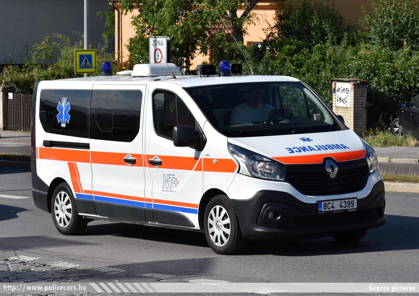 Renault Trafic, fotó: Gzozzo pictures
Keywords: cseh Csehország czech ambulance mentő mentőautó