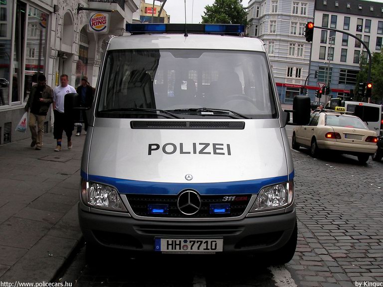Mercedes Sprinter, fotó: Kinguc
Keywords: német Németország rendőr rendőrautó rendőrség