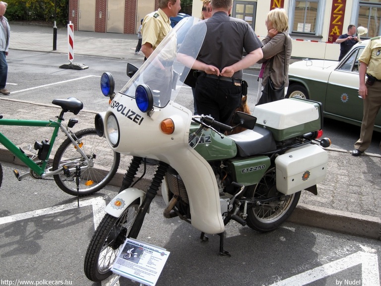 MZ ETZ 250, fotó: Nudel
Keywords: német Németország rendőr rendőrmotor rendőrség