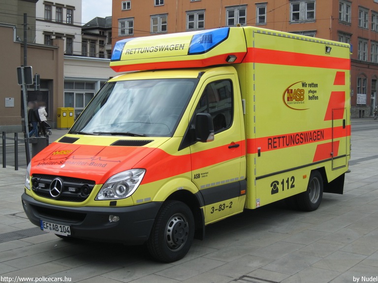 Mercedes-Benz Sprinter II 515 CDi, fotó: Nudel
Keywords: mentő mentőautó Németország német