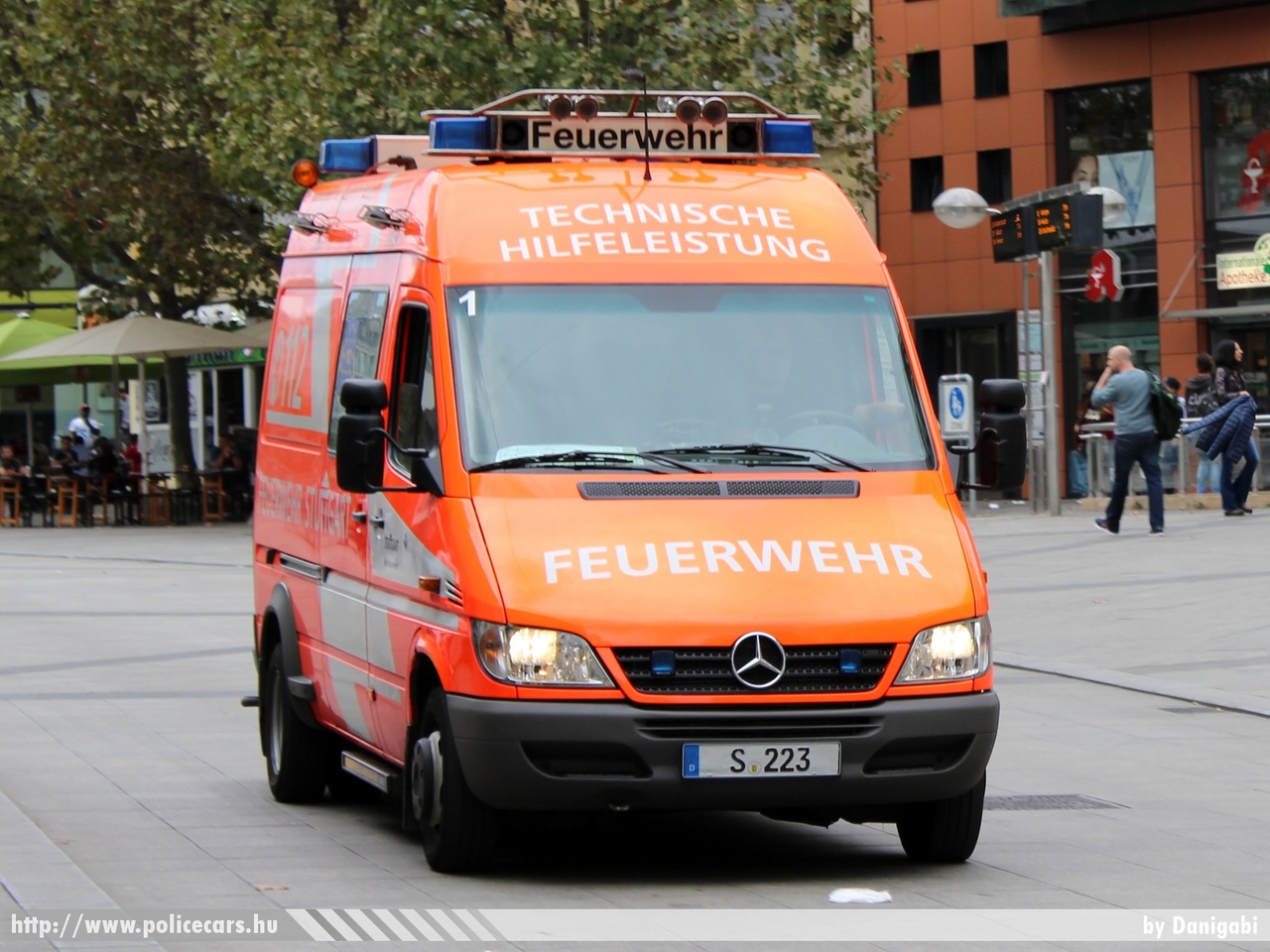 Mercedes Sprinter, fotó: fotó: Danigabi
Keywords: német Németország tûzoltó tûzoltóautó tûzoltóság german Germany fire firetruck