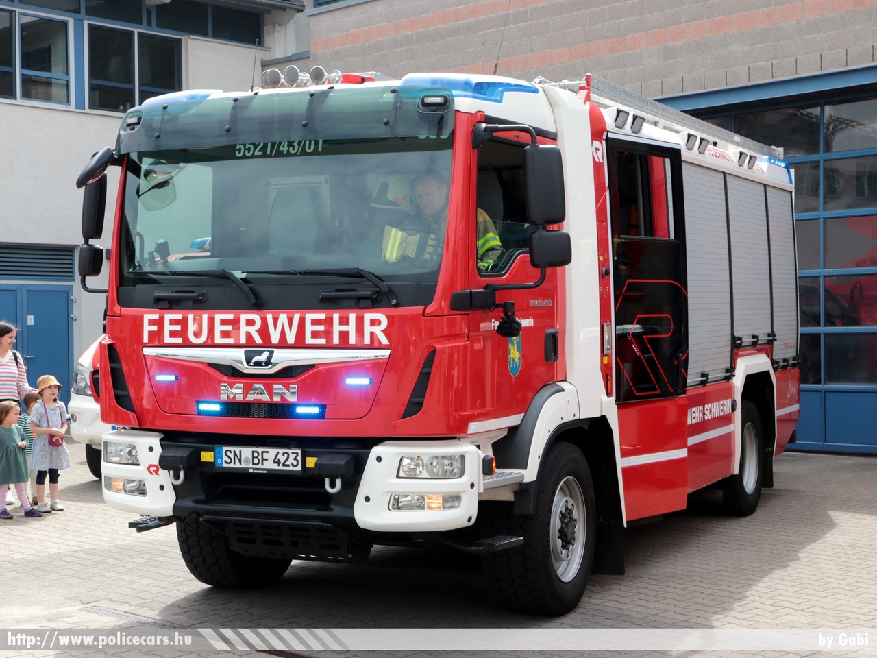 MAN TGM 13.290 HLF 20, Berufsfeuerwehr Schwerin, fotó: Gabi
Keywords: német Németország tûzoltó tûzoltóautó tûzoltóság Germany german fire firetruck