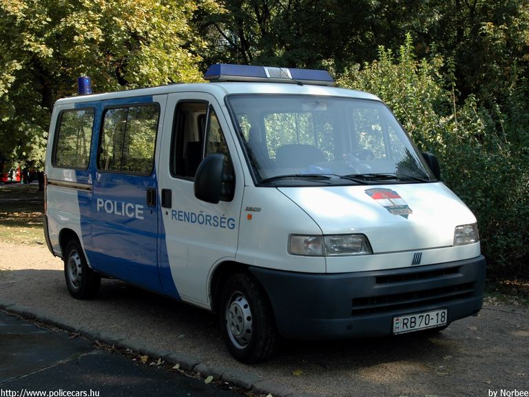 Fiat Ducato, fotó: Norbee
Keywords: rendőr rendőrautó rendőrség RB70-18