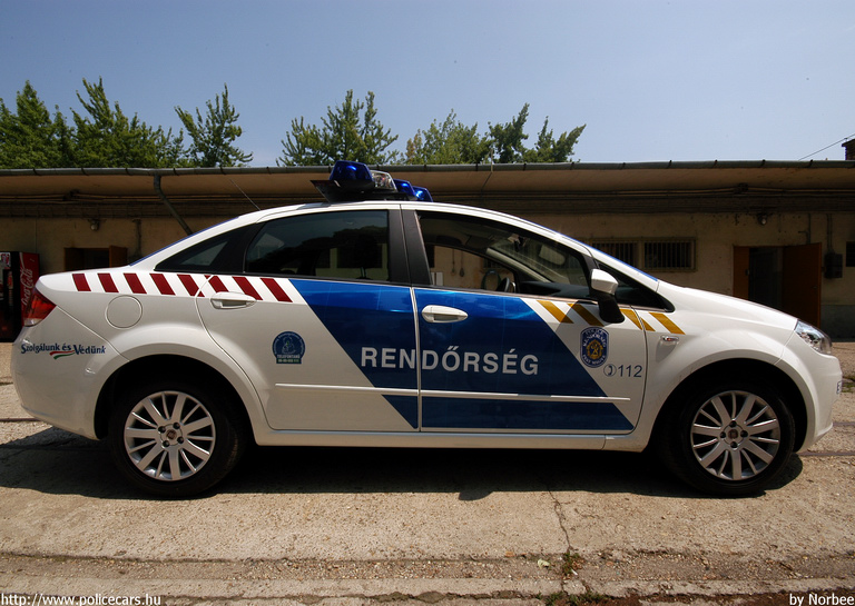Fiat Linea, fotó: Norbee
Keywords: rendőr rendőrautó rendőrség magyar Magyarország RB74-71