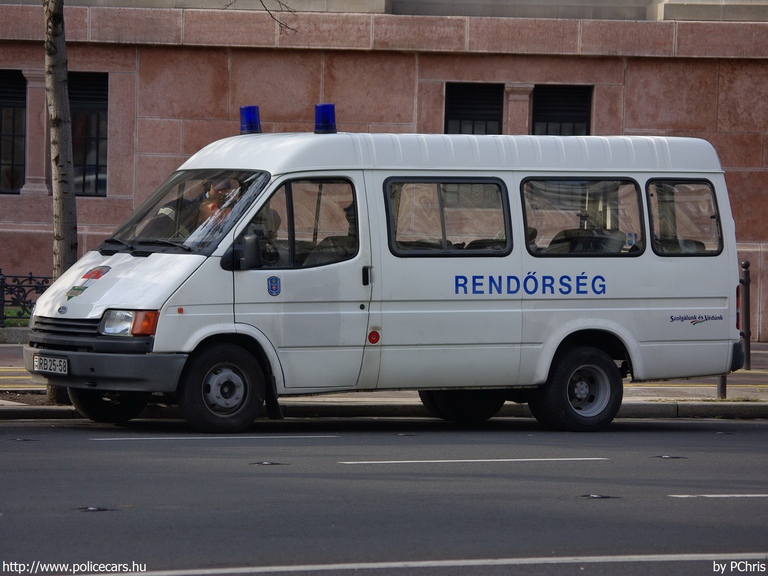 Ford Transit, fotó: PChris
Keywords: rendőr rendőrautó rendőrség magyar Magyarország RB25-58