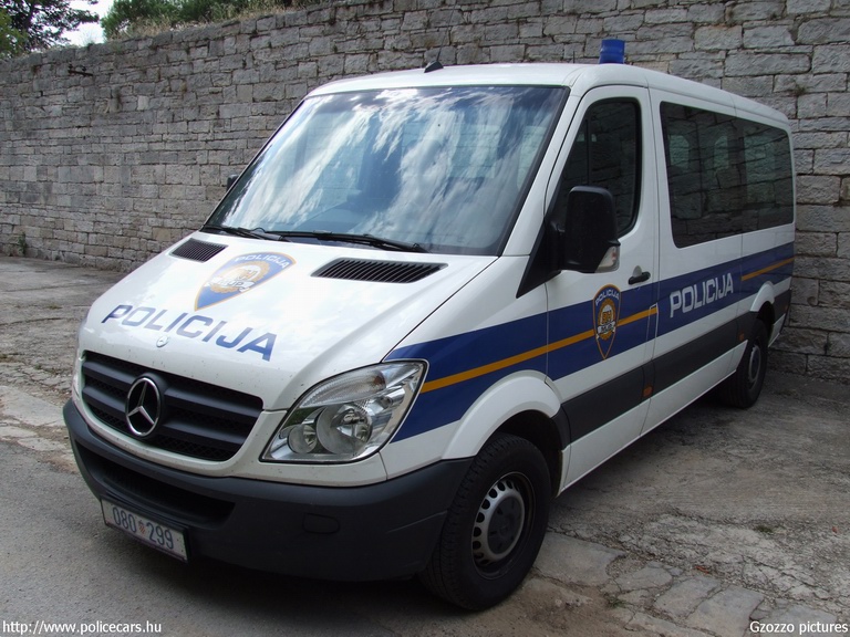 Mercedes Sprinter II, fotó: Gzozzo pictures
Keywords: Horvátország rendőrség rendőrautó horvát rendőr policecar police Croatia croatian