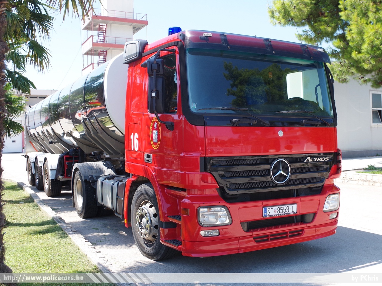 Mercedes Actros, Split, fotó: PChris
Keywords: Horvátország tûzoltóság tûzoltóautó horvát Croatia croatian firefighter firetruck fire