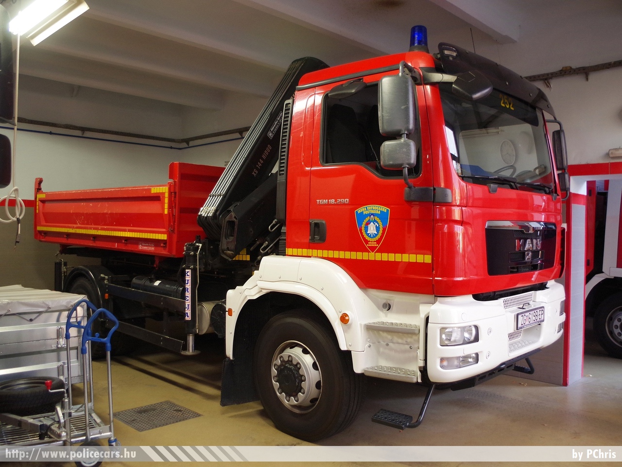 MAN TGM 18.290, Zágráb, fotó: PChris
Keywords: Horvátország tûzoltóság tûzoltóautó horvát Croatia croatian firefighter firetruck fire