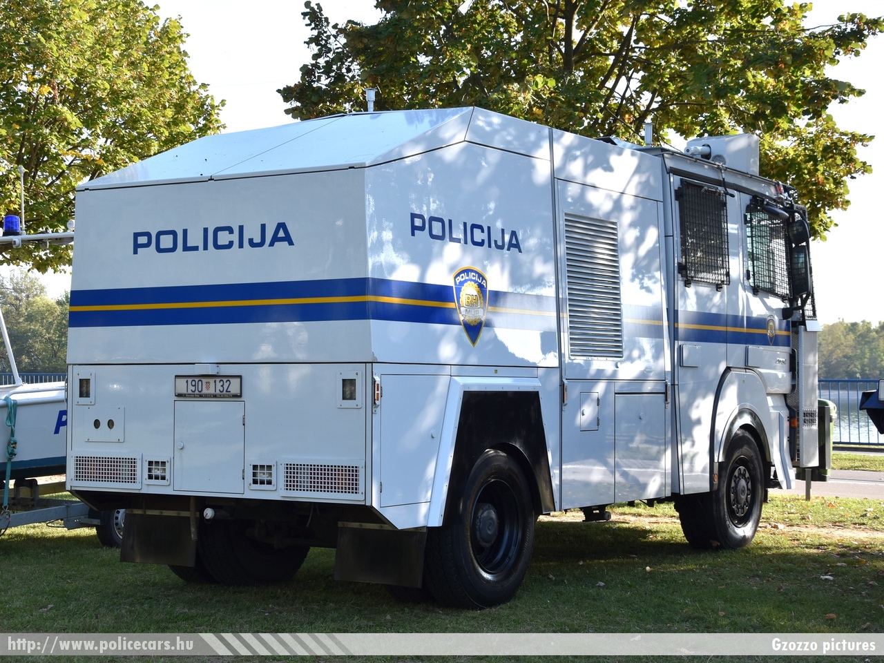 Mercedes Actros 2032 AK Rosenbauer vízágyú, Hrvatska policija, fotó: Gzozzo pictures
Keywords: croatian rendőr rendőrautó rendőrség horvát Horvátország policecar police Croatia
