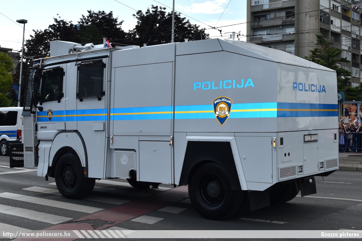 Mercedes Actros 2032 AK Rosenbauer vízágyú, Hrvatska policija, fotó: Gzozzo pictures
Keywords: croatian rendőr rendőrautó rendőrség horvát Horvátország policecar police Croatia