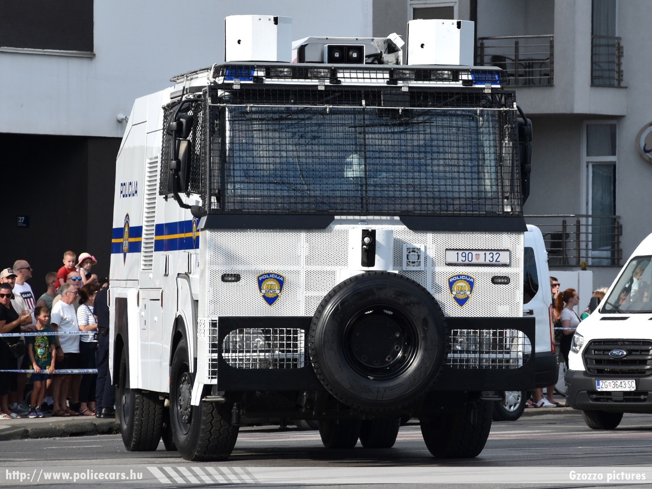 Mercedes Actros 2032 AK Rosenbauer vízágyú, Hrvatska policija, fotó: Gzozzo pictures
Keywords: croatian rendőr rendőrautó rendőrség horvát Horvátország policecar police Croatia