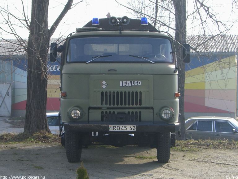 IFA L60 1218 4x4 PB, fotó: frici
Keywords: RB45-42 rendőrség rendőr rendőrautó magyar Magyarország hungarian Hungary police policecar