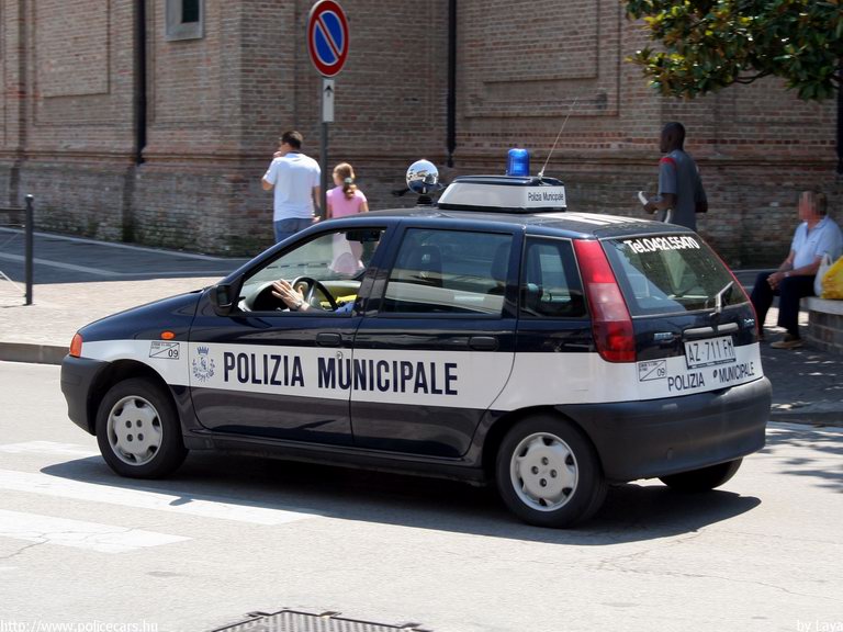 Fiat Punto, fotó: Laya
Keywords: olasz Olaszország rendőrautó rendőrség rendőr