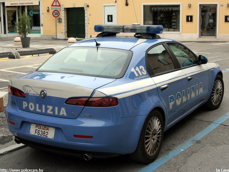 Alfa Romeo 159, fotó: Laya
Keywords: olasz Olaszország rendőrautó rendőrség rendőr
