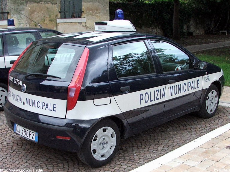 Fiat Punto, fotó: PChris
Keywords: olasz Olaszország rendőrautó rendőrség rendőr