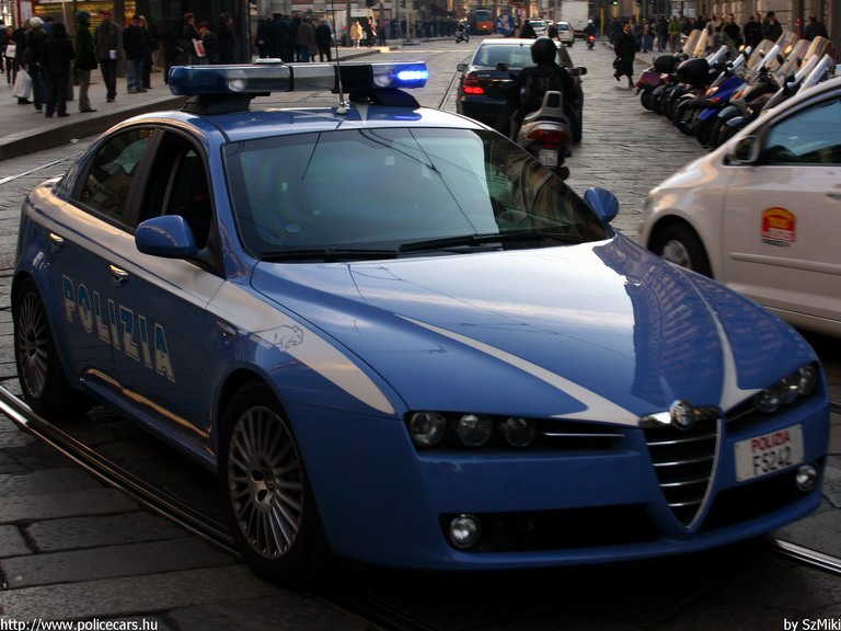 Alfa Romeo 159, fotó: SzMiki
Keywords: olasz Olaszország rendőrautó rendőrség rendőr