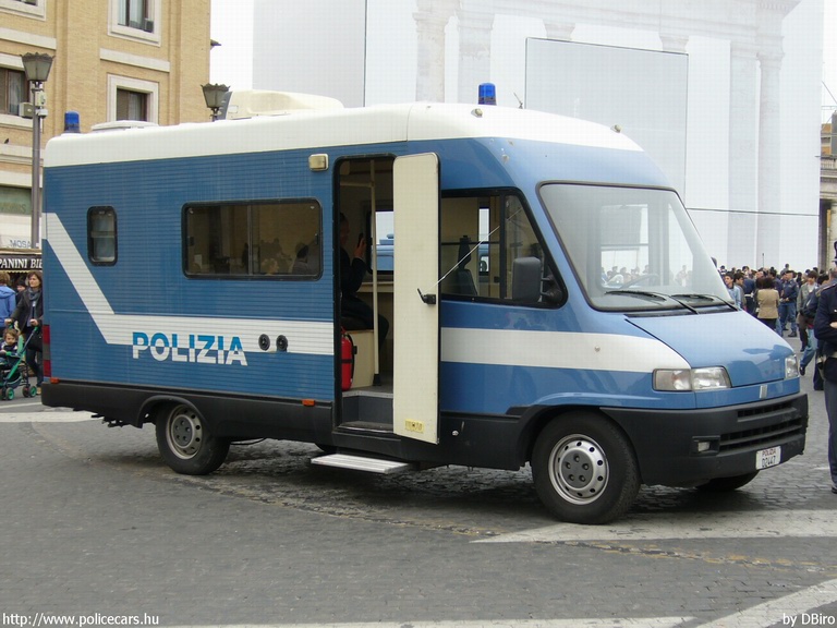 Fiat Ducato, fotó: DBiro
Keywords: olasz Olaszország rendőrautó rendőrség rendőr