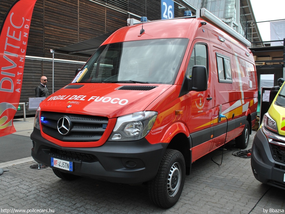 Mercedes Sprinter, fotó:Bbazsa
Keywords: tûzoltó tûzoltóautó tûzoltóság olasz Olaszország