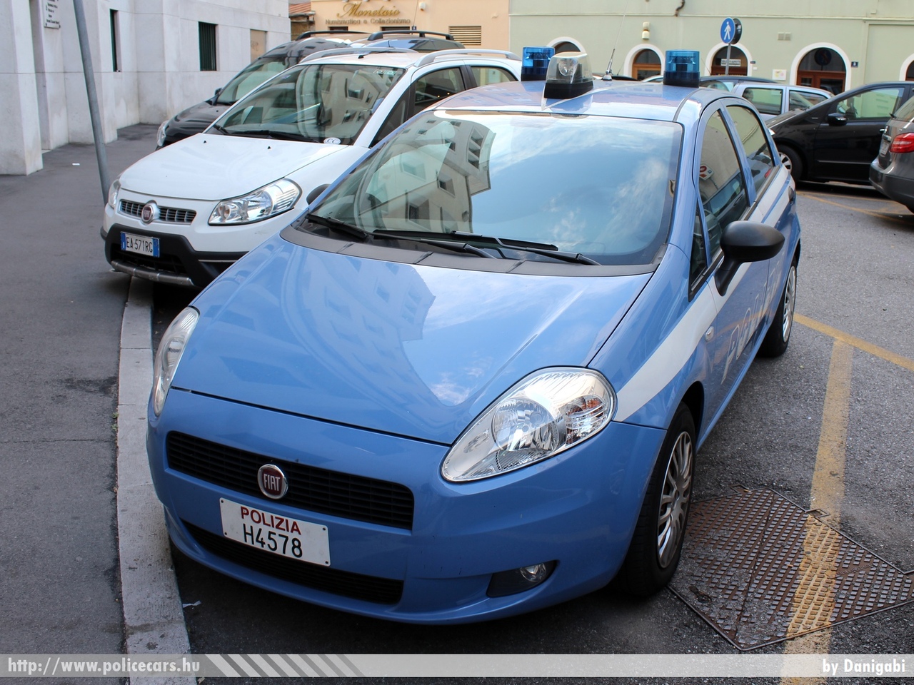 Fiat Punto, fotó: Danigabi
Keywords: rendőr rendőrautó rendőrség olasz Olaszország police policecar Italy italian