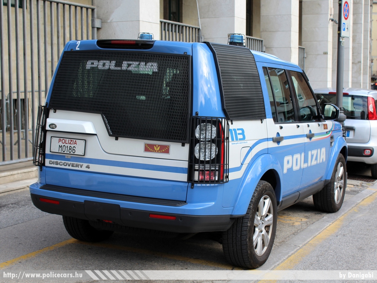 Land Rover Discovery 4, fotó: Danigabi
Keywords: rendőr rendőrautó rendőrség olasz Olaszország police policecar Italy italian