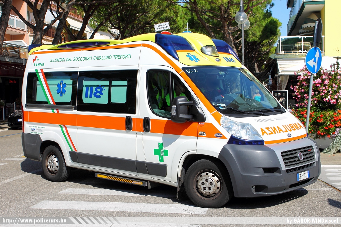 Fiat Ducato, fotó: GABOR-WINDvisual
Keywords: mentő mentőautó olasz Olaszország ambulance Italy italian