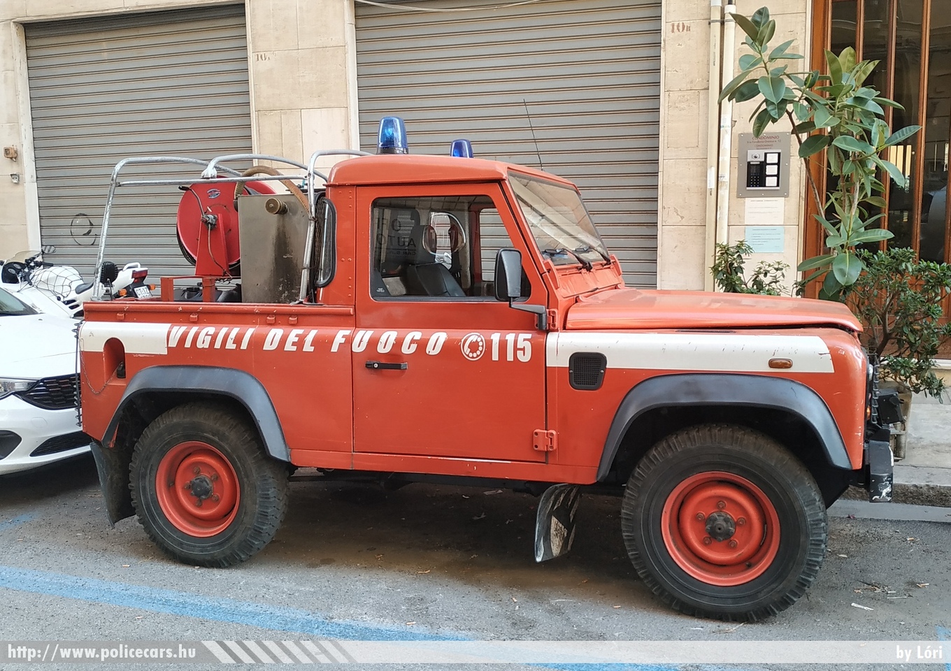 Land Rover Defender, fotó: Lóri
Keywords: olasz Olaszország italian Italy fire firetruck tûzoltó tûzoltóautó tûzoltóság
