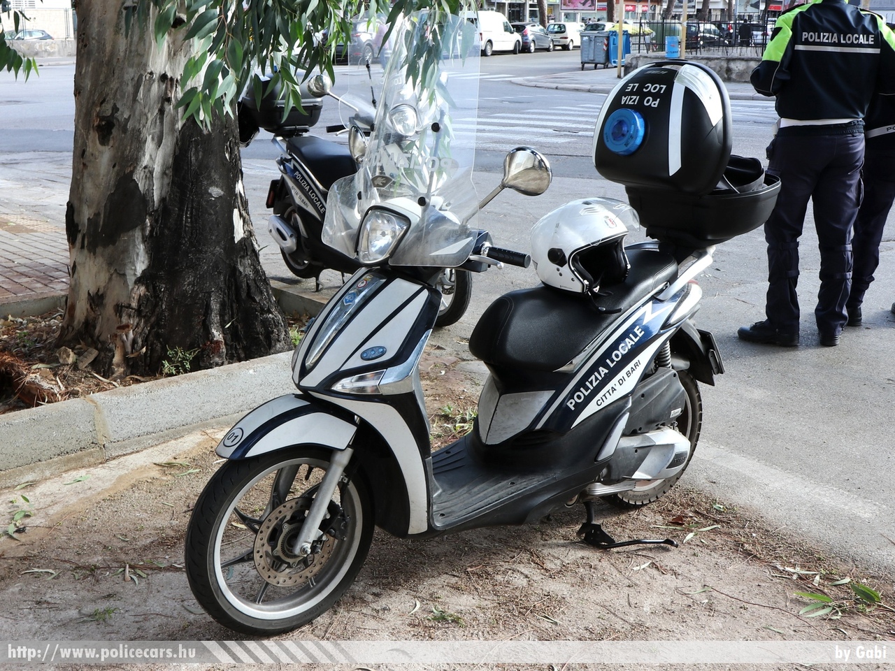 Polizia Locale Bari, fotó: Gabi
Keywords: rendőr rendőrmotor rendőrség olasz Olaszország police policemotorcycle Italy italian