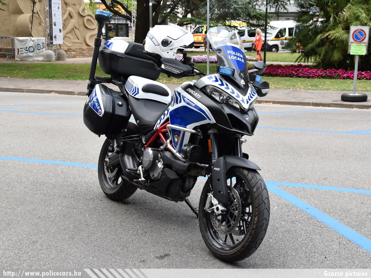 Ducati Multistrada 900, Polizia Locale Jesolo, fotó: Gzozzo pictures
Keywords: rendőr rendőrmotor rendőrség olasz Olaszország police policemotorcycle Italy italian