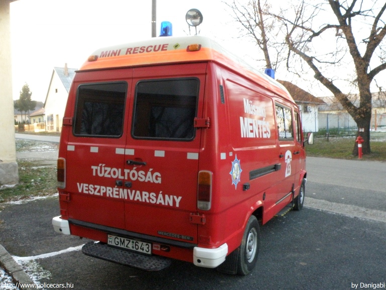 Mercedes-Benz 310, Veszprémvarsányi Önkéntes Tûzoltó Egyesület, fotó: Danigabi
Keywords: tûzoltóautó ÖTE tûzoltóság tûzoltó magyar Magyarország GMZ-643 fire firetruck Hungary hungarian